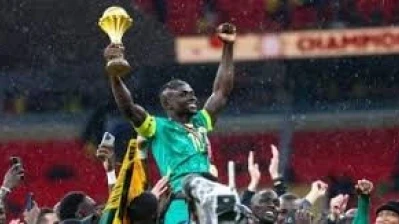 ماني يرفع كأس إفريقيا ورئيس السنغال يأمر بعطلة رسمية