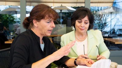 جسر أدبي بين دمشق وجنيف: أول إصدار مزدوج اللغة لكاتبتين سورية وسويسرية