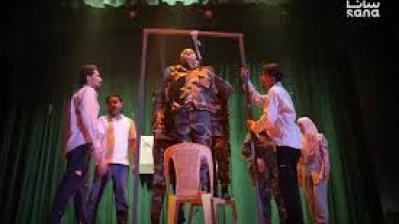 على قيد الموت.. مسرحية توثّق ذاكرة الألم وتستعيد صرخات المعتقلين في سجن تدمر