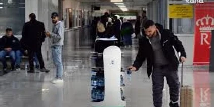 روبوت ذكي يقدّم المياه والتمور للمسافرين في مطار دمشق الدولي