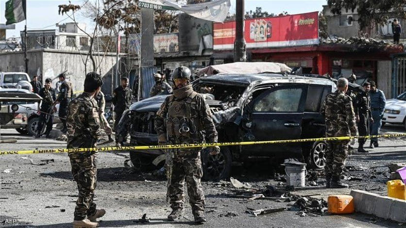 عناصر أمن يتفحصون آلية مدرعة أصيبت بأضرار في انفجارات في كابول، الأربعاء 10 شباط/فبراير 2021 وكيل كوسر (أ ف ب)