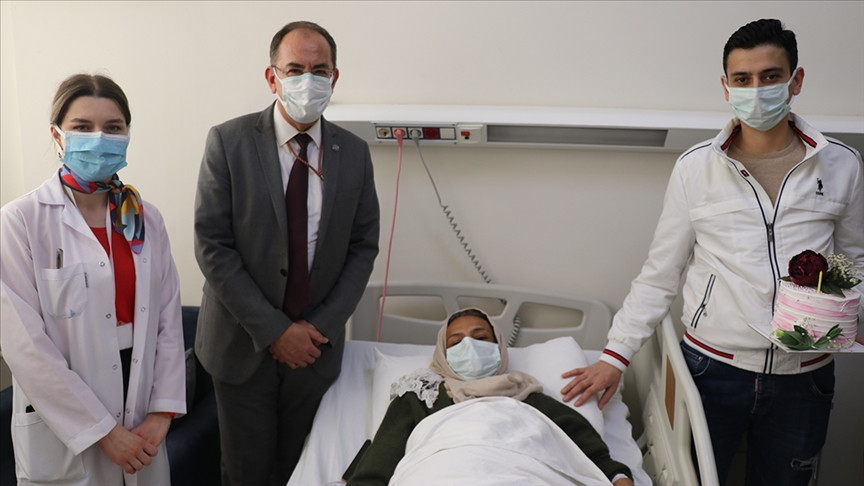 الشاب أحمد المحمود الذي تبرع بجزء من كبده إلى جانب والدته والطاقم الطبي (الأناضول)