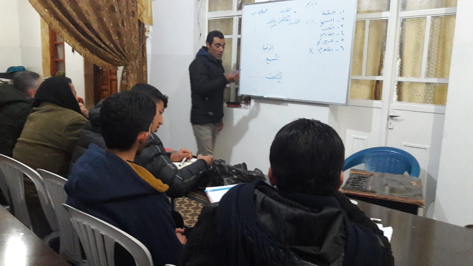 استاذ الخط العربي مصطفى عبدالرحمن أثناء التدريب (خاص)