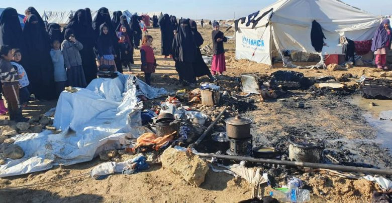 صورة أرشيفية لحريق سابق في مخيم الهول (إنترنت)