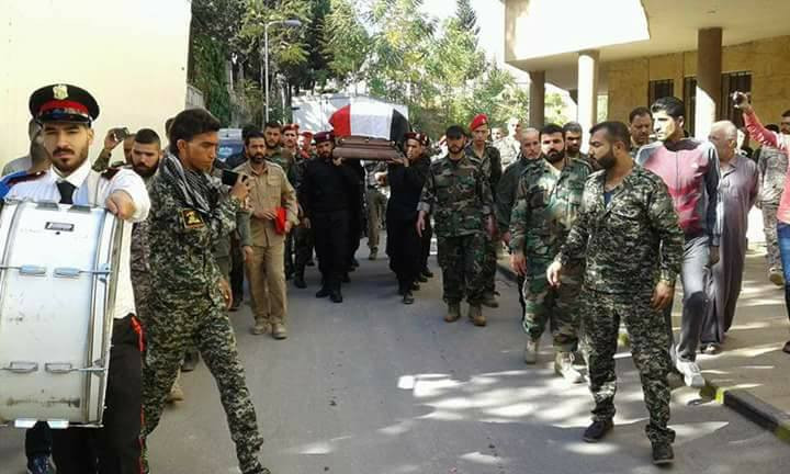 صورة أرشيفية لتشييع أحد أعضاء "لواء الباقر" في دير الزور (إنترنت)