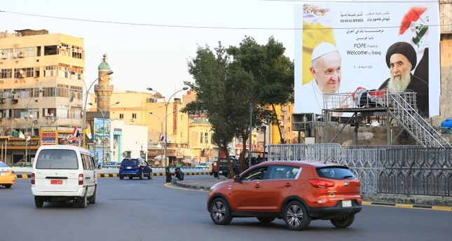 صورة ترحيبية بالبابا فرنسيس في العراق (الأناضول)