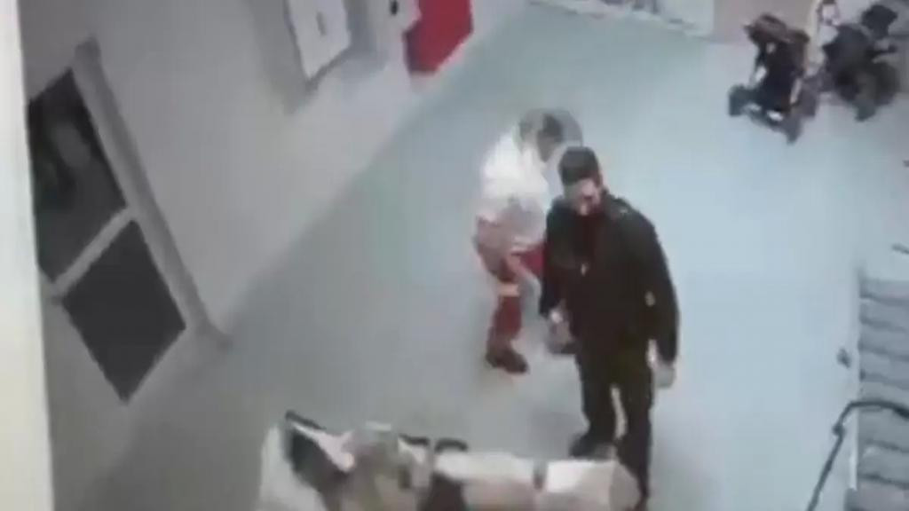 صورة من مقطع مصور يظهر لحظة اعتداء مسعف على لاجئ سوري (إنترنت)