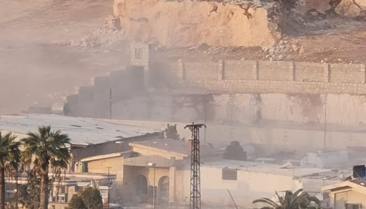 لحظة القصف الروسي على محيط معبر باب الهوى