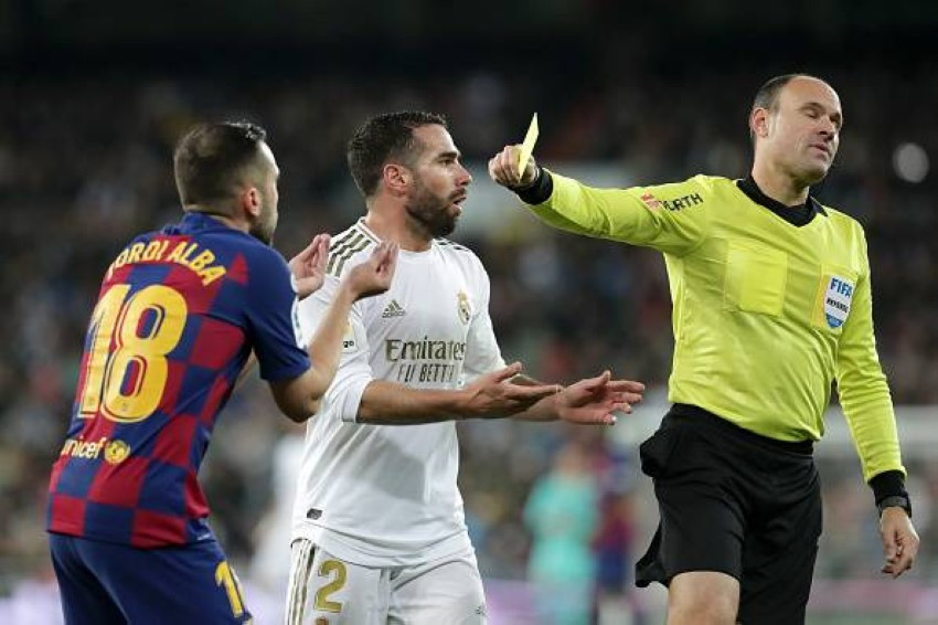 الحكم ماتيو لاهوز أثناء مباراة الكلاسيكو الموسم الماضي (gettyimages)