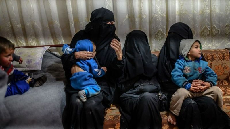 نساء وأطفال من جنسيات متعددة ينتظرون العودة الى وطنهم الأم