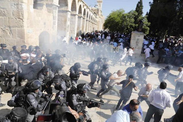 قوات الاحتلال الاسرائيلية تمطر المسجد الاقصى والمصلين بوابل من القنابل الصوتية والغاز المسيل للدموع