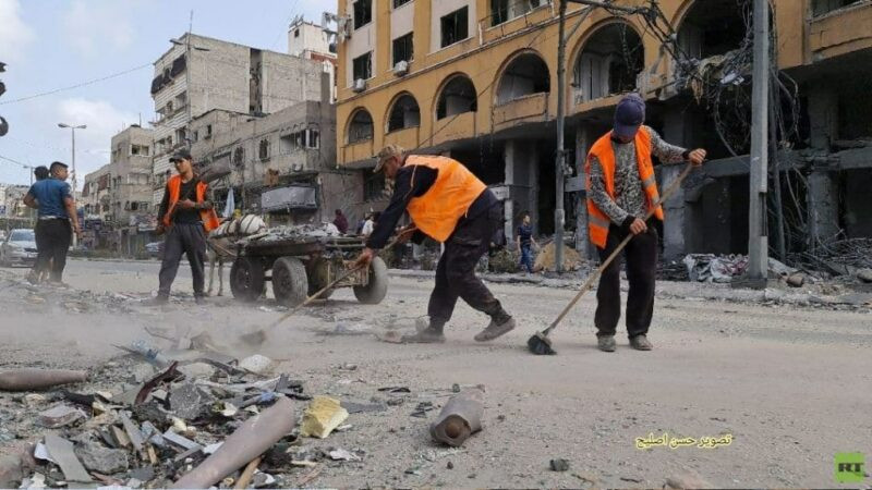 الحياة تعود الى غزة .. ينظفون شوارعهم ويدفنون أعزاءهم