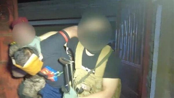 لقطة من فيديو نشرته الخلية الامنية للحظة الاعتقال_انترنت