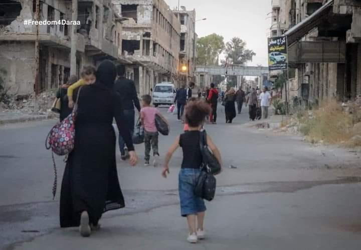 نزوح بعض الأهالي من درعا البلد(انترنت)