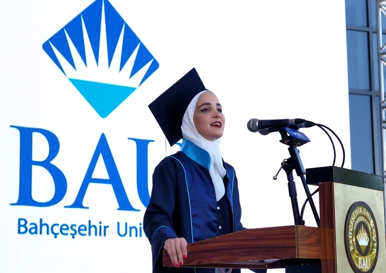 ياسمين نيال تلقي خطاب التخرج