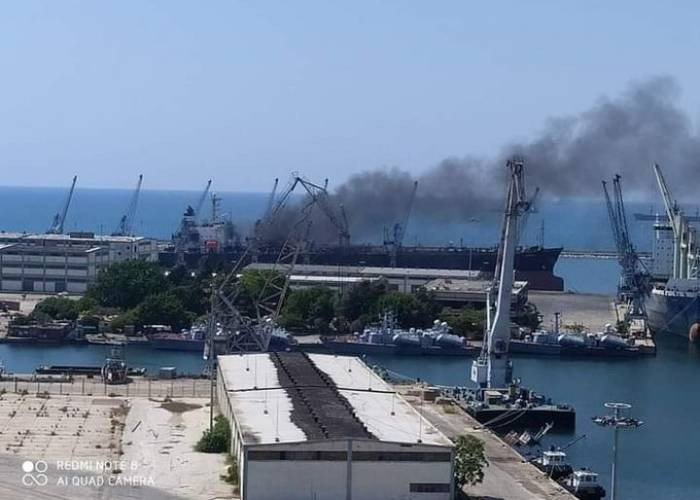 السفينة في ميناء اللاذقية يعتقد انها ايرانية