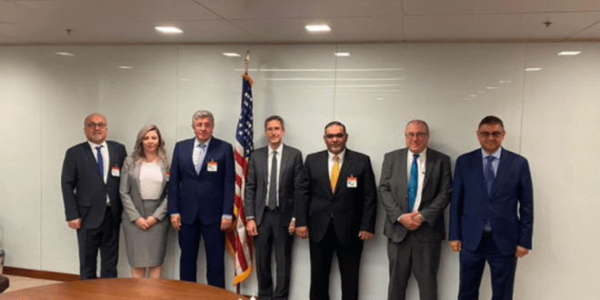 لقاء بين مسؤولين أميركيين وممثلين عن المعارضة  لإعادة تأكيد الولايات المتحدة الأميركية على الحل السياسي لإنهاء الصراع في سوريا، التقى مسؤولان أميركيان مع ممثلي ائتلاف المعارضة السورية، الأربعاء، ووفق تغريدة لوزارة الخارجية الأميركية، فقد التقى جوي هود، النائب الأول لمساعد وزير الخارجية لشؤون الشرق الأدنى، وإيثان غولدريتش، نائب مساعد وزير الخارجية لشؤون الشرق الأدنى مع ممثلي المعارضة. وفي اللقاء، بحسب الخارجية الأميركية، فقد أكد المسؤولون الأميركيون دعم واشنطن بقوة للحل السياسي في سوريا بموجب قرار مجلس الأمن رقم 2254. بدورها كتبت السفارة الأميركية في دمشق أن اللقاء جاء للتأكيد على دعم الولايات المتحدة للاستقرار في شمال شرق سوريا ولمواصلة تقديم المساعدات في المناطق المحررة من داعش وللحل السياسي الذي يشمل جميع السوريين. والأربعاء، أعلنت الولايات المتحدة الأميركية أنها لا تعتزم "تطبيع أو ترقية" العلاقات الدبلوماسية  مع نظام بشار الأسد في سوريا، كما أنها لا تشجع الآخرين على القيام بذلك، وفق متحدث باسم وزارة الخارجية الأميركية، وذلك بعد أن فتح الأردن حدوده مع سوريا وقرر إعادة الرحلات الجوية معها. وتفرض واشنطن عقوبات على النظام السوري عبر قانون قيصر بعد أن كشفت آلاف صور المعتقلين الذين لقوا حتفهم في معتقلات النظام السوري وأخرجها سرًا من البلاد المصور "قيصر" للعالم العام 2014 حجم الجرائم المنسوبة إلى نظام الأسد.  يذكر أن النزاع السوري تسبب منذ اندلاعه في مارس 2011 بنزوح وتشريد أكثر من نصف السكان داخل البلاد وخارجها، بينهم أكثر من خمسة ملايين و500 ألف لاجئ فروا بشكل أساسي الى الدول المجاورة مسجلين لدى مفوضية شؤون اللاجئين التابعة للأمم المتحدة.