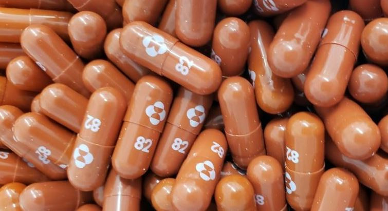 مولنوبيرافير".. أول حبة دواء لعلاج كوفيد تنتظر الموافقة
