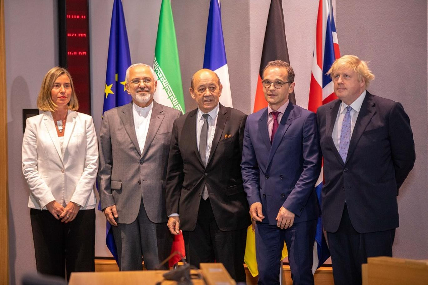 الدول الموقعة على الاتفاق النووي الإيراني ترغب في إنقاذه نددت الصين بالجهود الأميركية لإعادة فرض العقوبات وتمديد الحظر المفروض على الأسلحة على طهران (أ ف ب)  الثلاثاء 1 سبتمبر 2020 12:15       الممثلة العليا للاتحاد الأوروبي فيديريكا موغيريني ووزير الخارجية الإيراني محمد جواد ظريف ونظيره الفرنسي جان إيف لودريان (في الوسط) ونظيره الألماني هايكو ماس ورئيس الوزراء البريطاني بوريس جونسون (إلى اليمين) خلال اجتماع في بروكسل عام 2018 (أ ف ب)