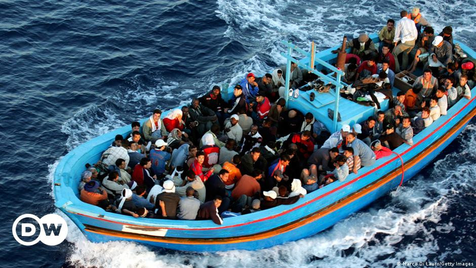 إيطاليا تنقذ مئات المهاجرين واستثناء لندن من اجتماع "شبكات المهربين