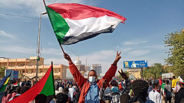 آلاف السودانيين يحتجون على الانقلاب أمام القصر الجمهوري