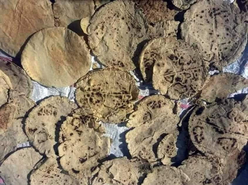صورة أرغفة الخبز من أفران مدينة عامودا في شمال شرقي سوريا ـ وسائل التواصل الاجتماعي