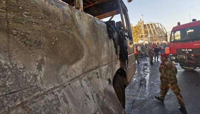 الحافلة التي اصيبت بالعبوة الناسفة