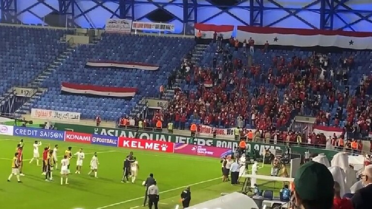 الجماهير السورية تحيي منتخب الامارات الفائز في مباراة امس