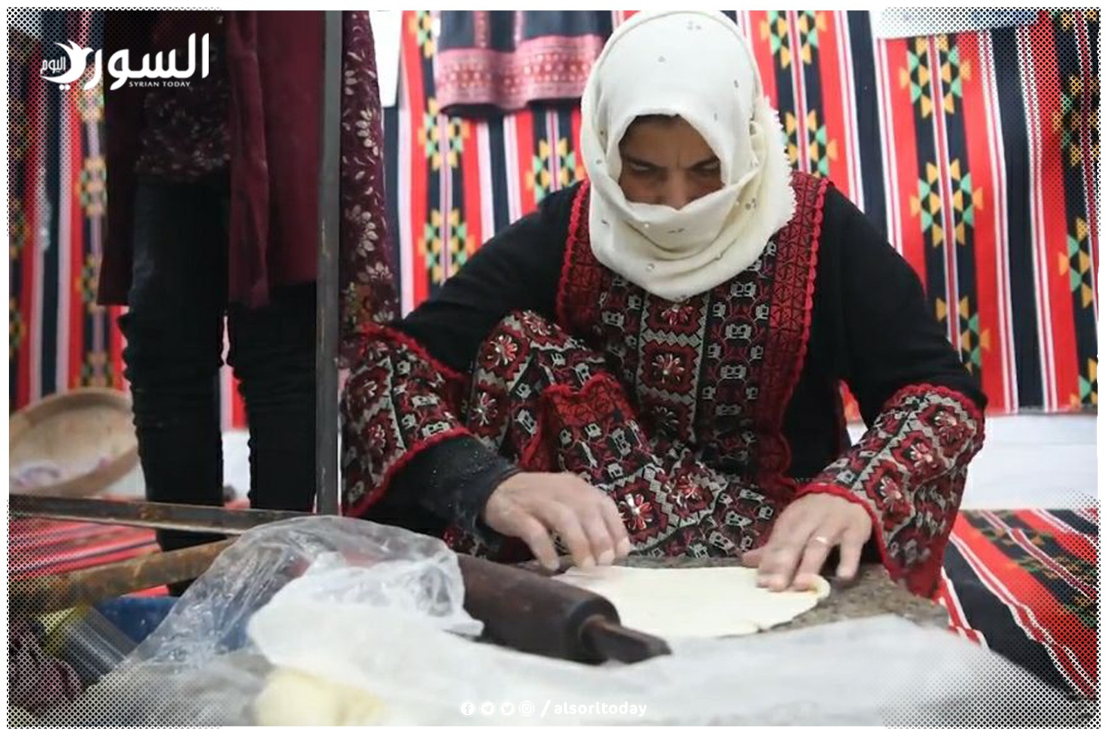 امرأة فلسطينية نازحة في مخيم أطمة تحيي ذكرى يوم الأرض (خاص السوري اليوم)