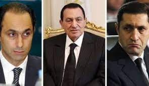 الرئيس المصري السابق حسني مبارك ونجلاه علاء وجمال
