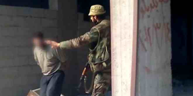 مجرمو مجزرة حي التضامن جنوب دمشق يقتادون السوريين لإعدامهم (انترنت)
