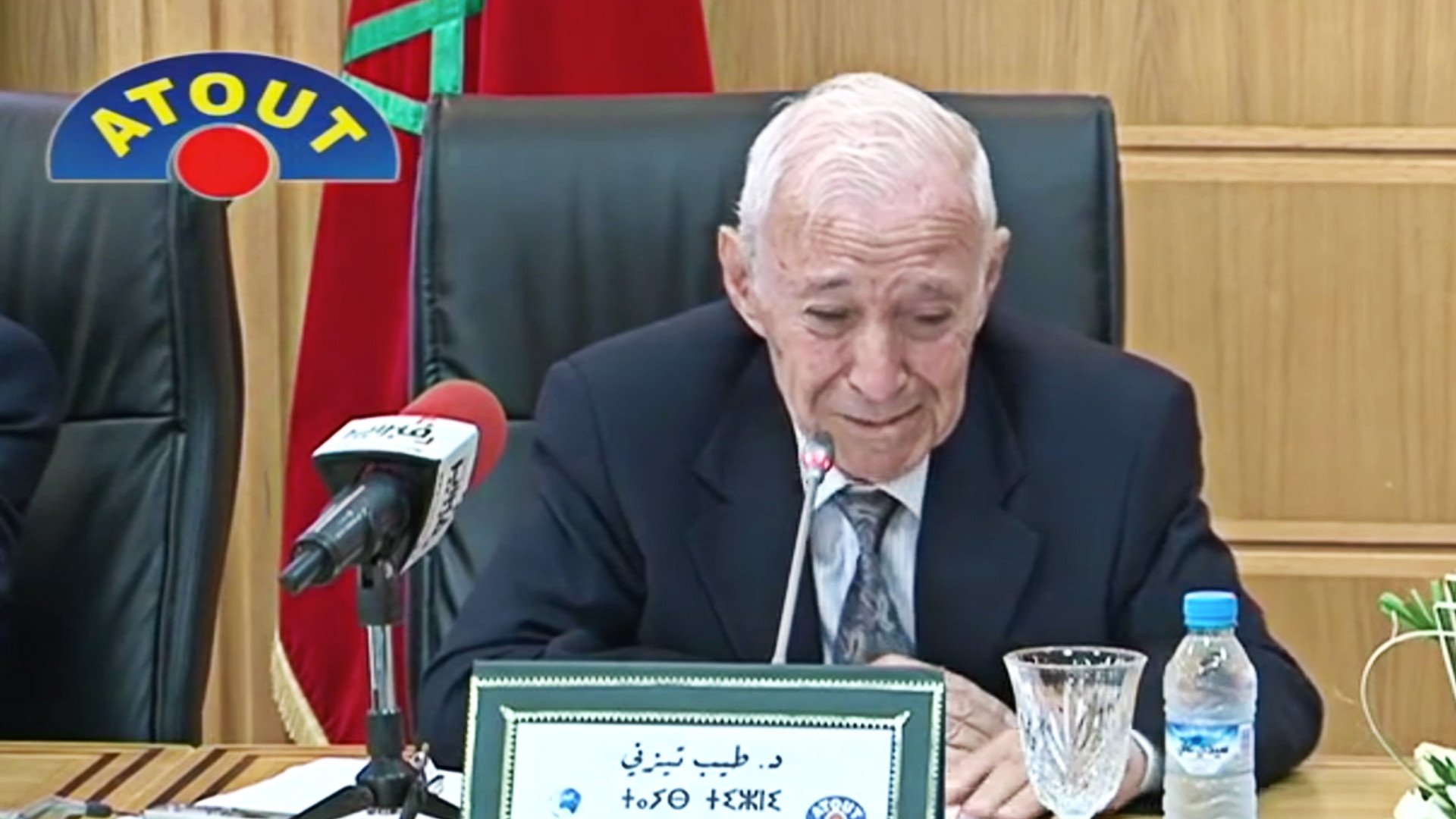 المفكر السوري الطيب تيزيني يبكي