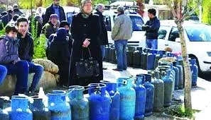 سوريون يقفون في طوابير للتزود بالغاز