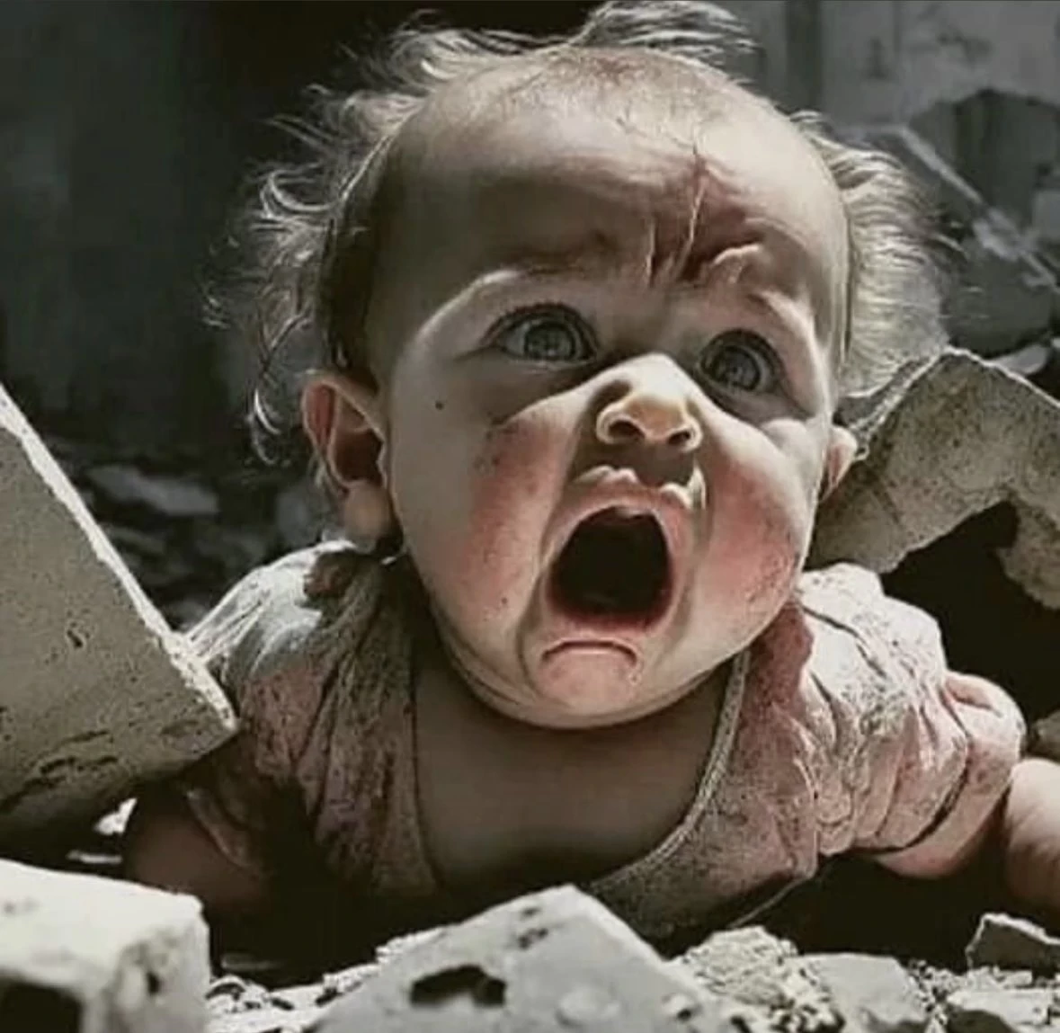 رضيع يصرخ بين الانقاض