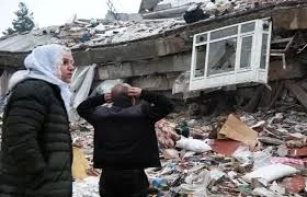 عائلة سورية مفجوعة لفقدان ذويها تحت الأنقاض