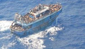 مركب منكوب يقل لاجئين من بينهم سوريون