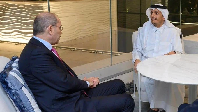 ومير الخارجية القطري محمد بن عبد الرحمن آل ثاني ووزير خارجية الاردن أيمن الصفدي