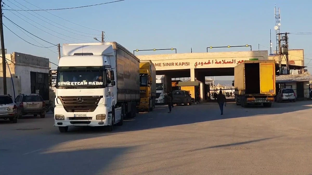 قافلة مساعدات إنسانية عبر معبر باب السلامة