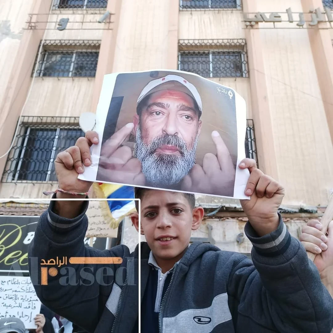 محتجون في السويداء يطالبون بإطلاق سراح أيمن فارس