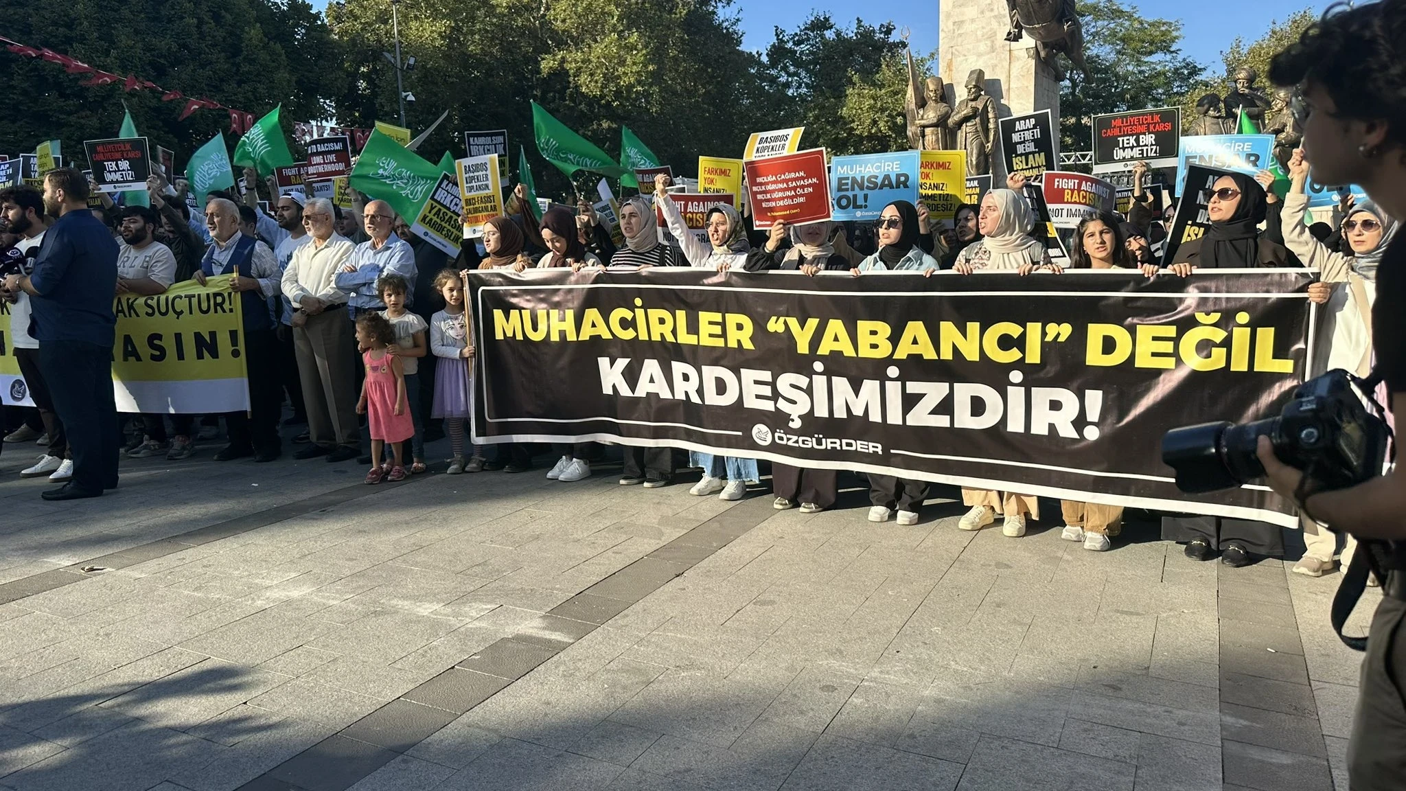 تحت عنوان "لنُعلِ الأخوة في وجه العنصرية"جمعية تركية تنظم وقفة دعماً للأخوة وتنديداً بالعنصرية في إسطنبول