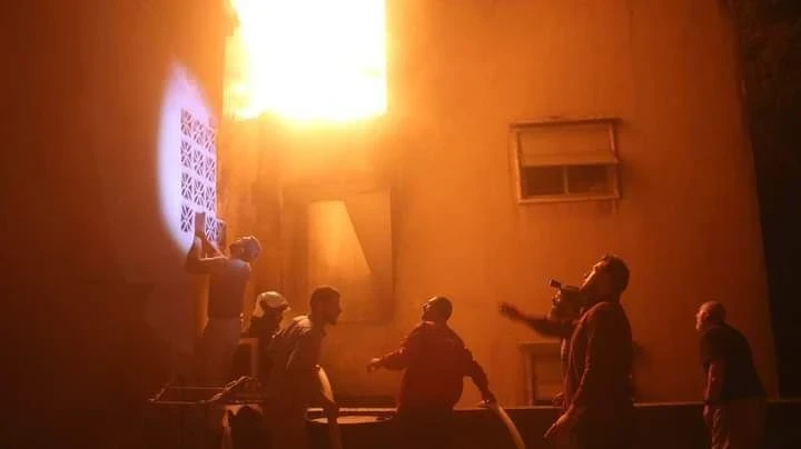اندلاع حريق ضخم في بناء سكني جراء القصف الذي استهدف مدينة أريحا جنوب إدلب - الخوذ البيضاء