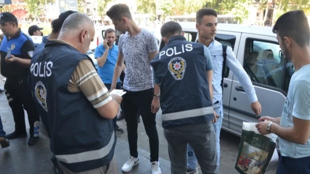 ترحيل اللاجئين السوريين من تركيا إلى الشمال السوري