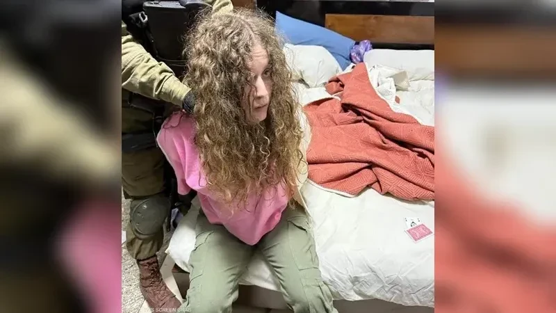 الناشطة الفلسطينية عهد التميمي اثانء اعتقالها من قبل قوات الاحتلال