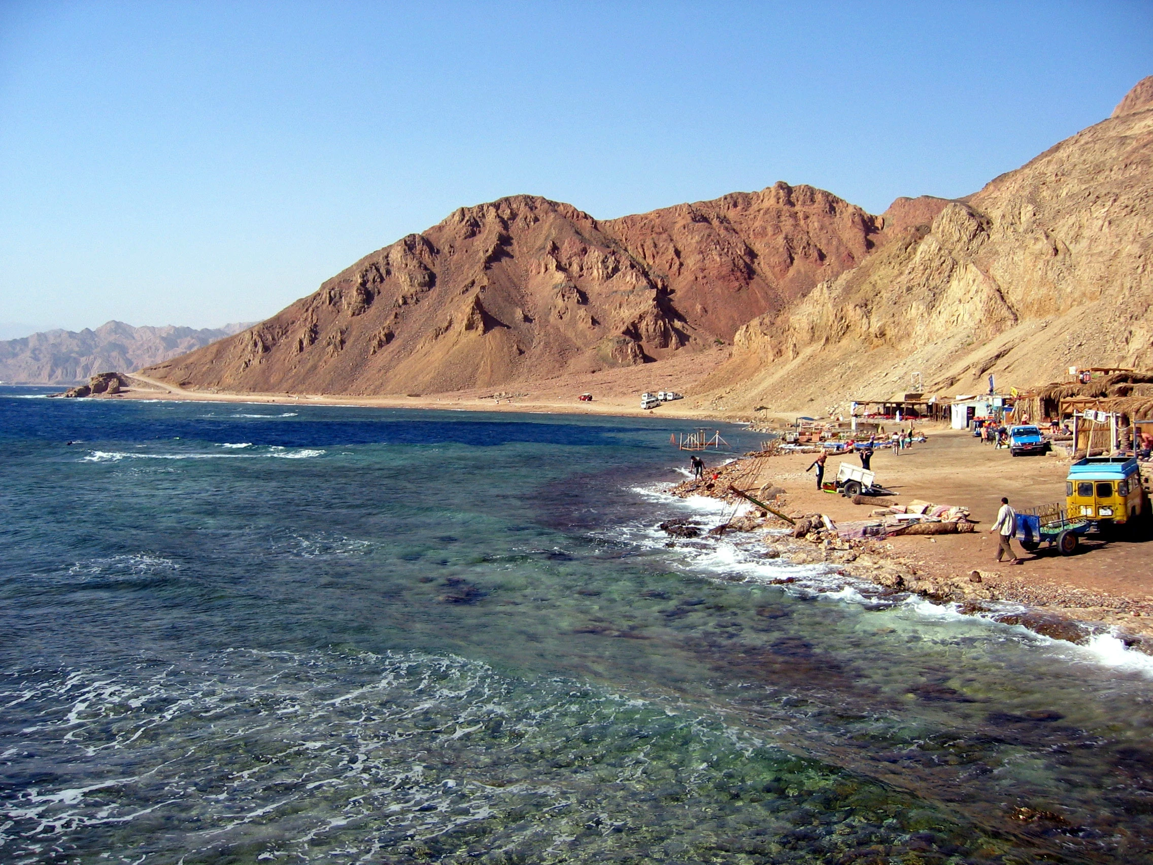 جسم طائر قبالة المياه الإقليمية المصرية