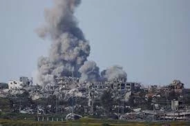 قصف أسرائيلي لمنظقة في غزة يتلقى فيها فلسطينيون مساعدات غذائية