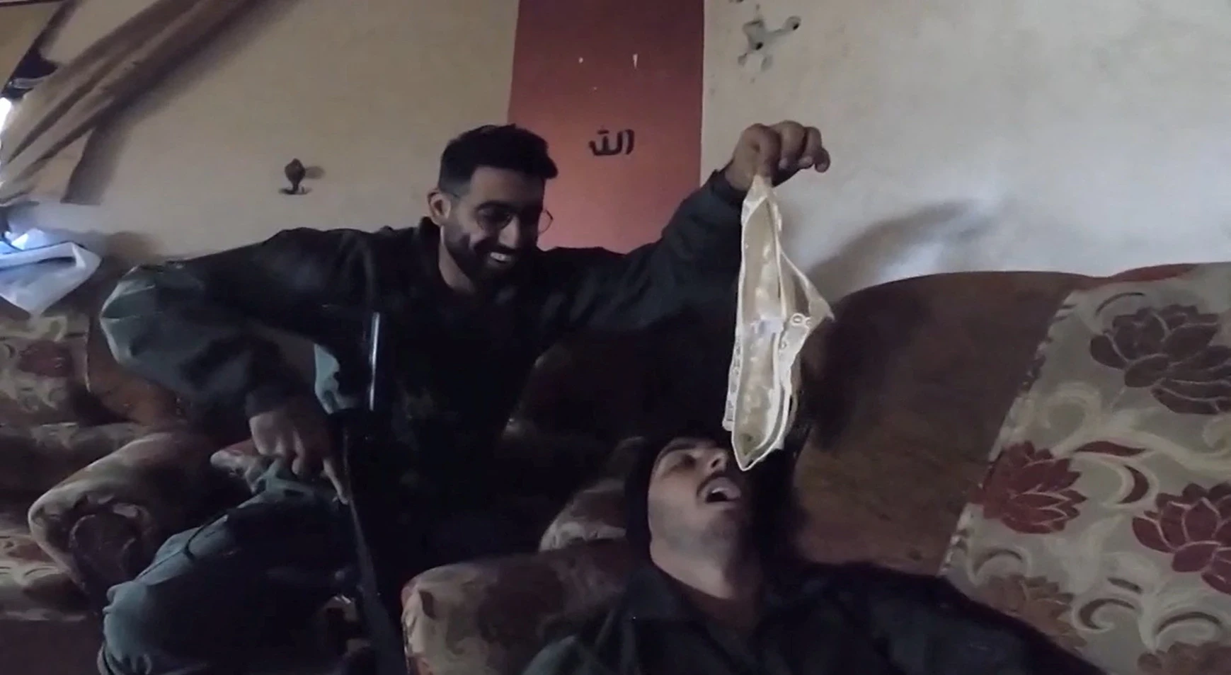 جنود غزة يلهون بملابس داخلية تعود لفلسطينية احتلوا منزلها