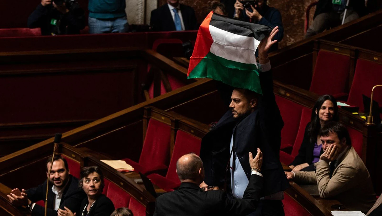 نائب فرنسي يلوح بعلم فلسطين