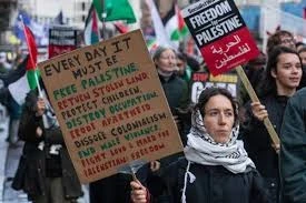 مناهضون لإسرائيل ومناصرون لفلسطين خارج مبنى جامعة أكسفورد