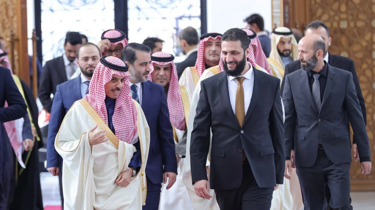 قائد الإدارة السورية الجديدة السيد أحمد الشرع ووزير الخارجية السيد أسعد الشيباني يستقبلان وفداً رفيع المستوى من المملكة العربية السعودية برئاسة الأمير فيصل بن فرحان آل سعود في دمشق.