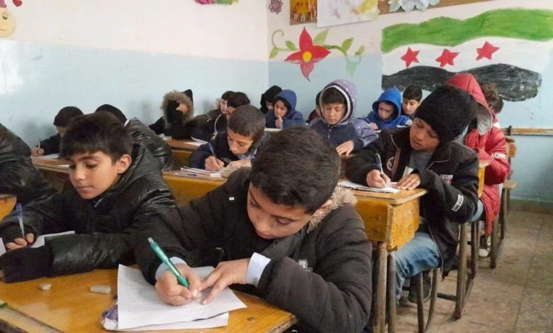 تلاميذ سوريون يتابعون دراستهم في سوريا